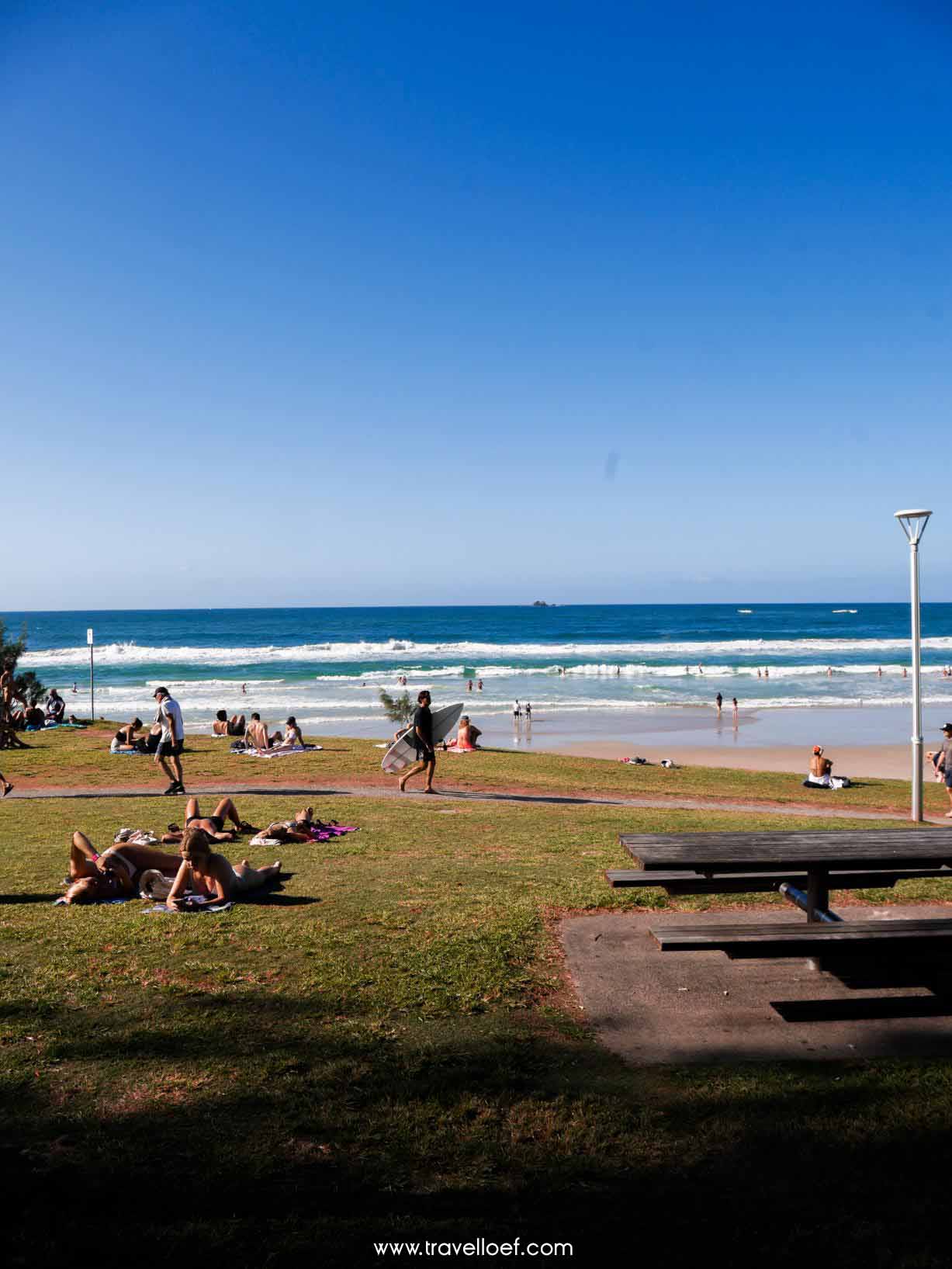 Byron Bay Main beach strand en zee met surfers
